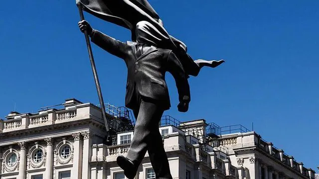 Banksy'den Londra'nın Kalbinde Çarpıcı Mesaj: "Kör Vatanseverlik" Heykeli Yükseldi