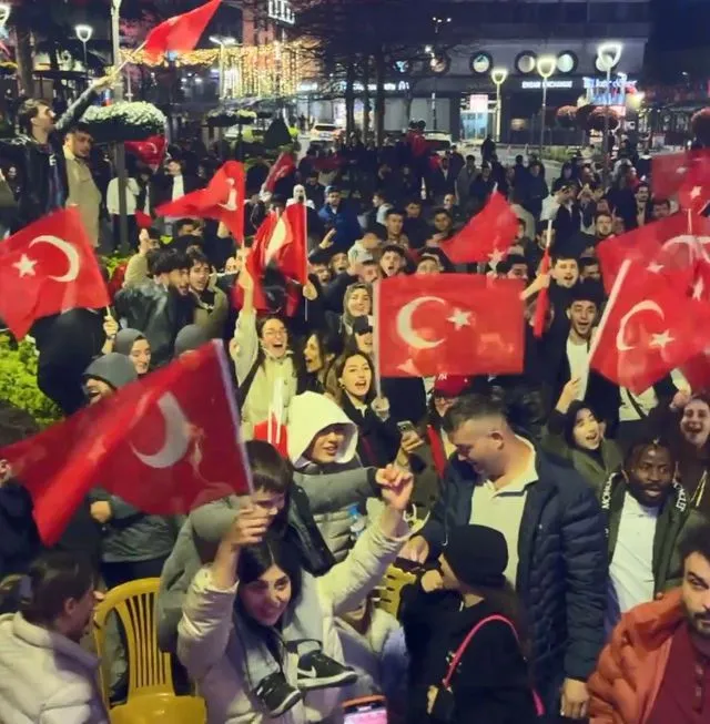 'Bizim Çocuklar'ın başarısı Trabzon'da horon ve kolbastı oynayarak kutlandı