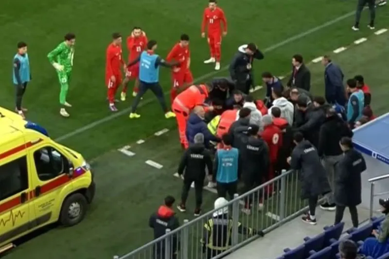Ümit Milli Takımı teknik direktörü Egemen Korkmaz maç esnasında yere yığıldı! İşte son durumu